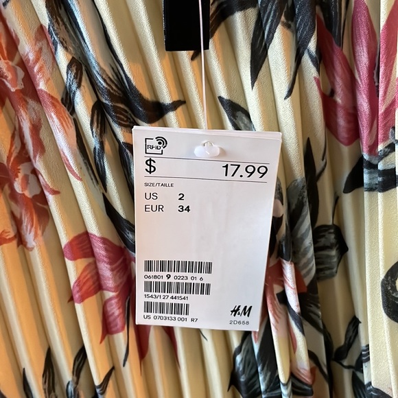 H&M pleated blouse - Picture 3 of 10